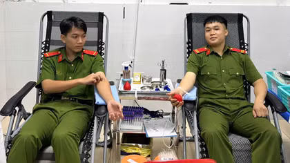 Hai chiến sĩ Công an hiến máu cứu cụ già qua cơn nguy kịch