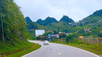Thí điểm lắp đinh phản quang năng lượng mặt trời trên quốc lộ 6