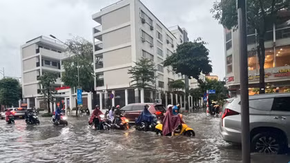 Hà Nội: Một số tuyến phố thoát ngập sau 30 phút mở cửa xả 