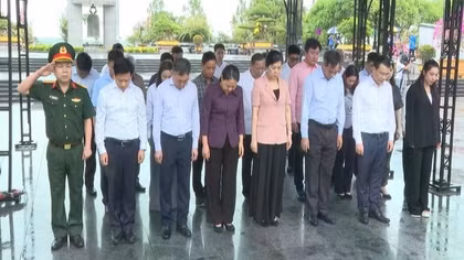 Đoàn công tác Văn phòng TW Đảng tri ân gia đình liệt sỹ, thương binh ở Quảng Trị