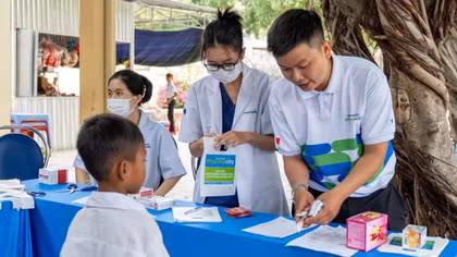 Khám bệnh và tư vấn dinh dưỡng cho trẻ em khó khăn tại Khánh Hòa