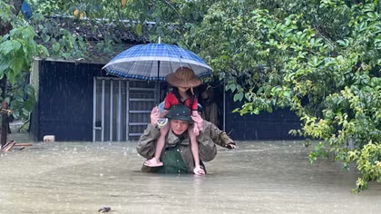 Công an Cao Bằng xuyên đêm bám địa bàn hỗ trợ người dân vùng lũ