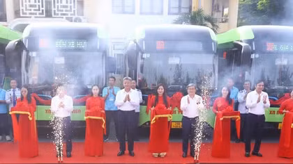 Vận hành tuyến buýt điện 83 kết nối Hà Nội và Hưng Yên