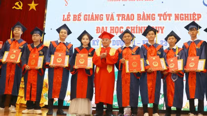 Trường Đại học Cửu Long trao bằng tốt nghiệp cho 334 tân kỹ sư, dược sĩ