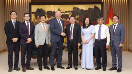 Phó Thủ tướng Hồ Quốc Dũng ghi nhận vai trò tiên phong của FPT trong nghiên cứu, đào tạo công nghệ lượng tử và AI