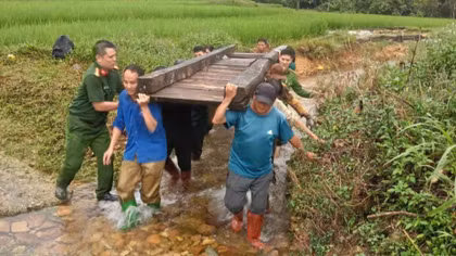 Công an Tuyên Quang hỗ trợ người dân khắc phục hậu quả thiên tai