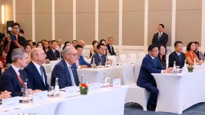 Tổng thống Liên bang Thụy Sĩ Guy Parmelin và các đại biểu tham dự Diễn đàn. (Ảnh: Phạm Kiên/TTXVN)
