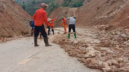 Mưa lớn gây sạt lở nhiều điểm trên Quốc lộ 6