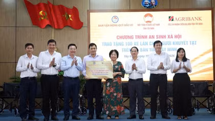 Các chi nhánh Agribank ở Tây Ninh tặng 100 xe lăn cho người khuyết tật