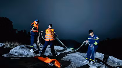 Cảnh sát Sơn La xuyên đêm tìm kiếm người mất tích trên sông Mã
