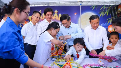 Trung thu đầu tiên dưới mái trường Petrovietnam: Thắp sáng niềm tin nơi biên cương
