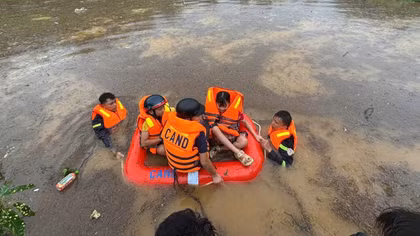 Mưa lớn gây ngập lụt, Công an Sơn La hỗ trợ nhân dân khắc phục hậu quả