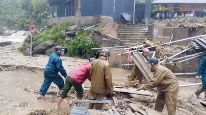 Công an xã Khuôn Lùng giúp đỡ nhân dân khắc phục hậu quả mưa lũ