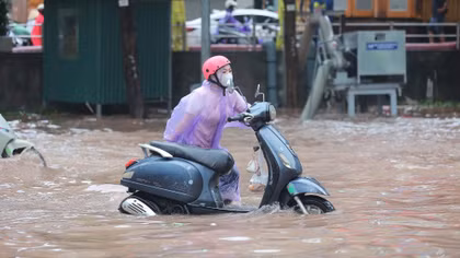 Hà Nội lại ngập úng diện rộng, người dân vật vã di chuyển