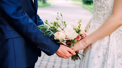 Trong tiệc cưới con gái mình