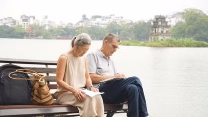 Nhà thơ Bruce Weigl và phu nhân bên Hồ Gươm, Hà Nội. Ảnh: Thanh Trà.