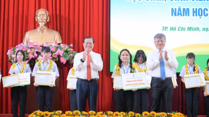 Nâng bước đến trường cho hàng nghìn con, em công nhân Cao su có hoàn cảnh khó khăn