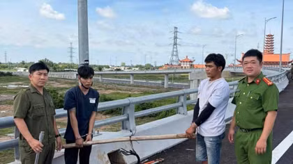 Tóm gọn hai đối tượng cắt trộm dây điện chiếu sáng trên cao tốc