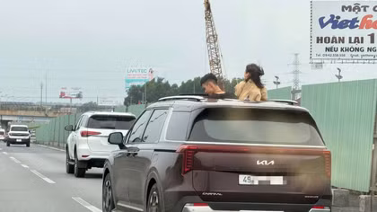 Phạt tài xế để 2 trẻ em thò đầu ra cửa sổ trời khi ô tô chạy trên cao tốc