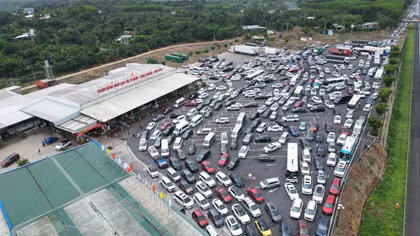 Dòng xe ùn ứ kéo dài nhiều giờ trên cao tốc TP Hồ Chí Minh - Long Thành - Dầu Giây