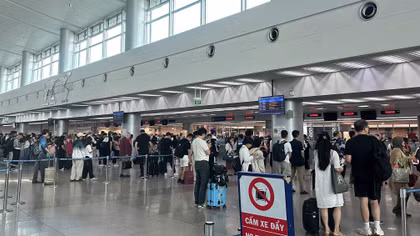Khách nườm nượp ra bến xe, nhà ga ở TP Hồ Chí Minh trong ngày đầu nghỉ lễ