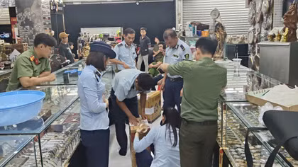 Tạm giữ hơn 400 đồng hồ, mắt kính “nhái” các nhãn hiệu nổi tiếng
