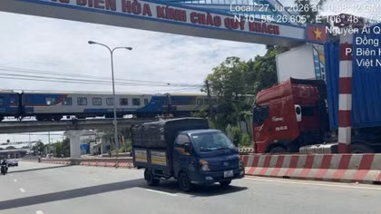 Một ngày phát hiện 3 vụ xe container "đội" khung hạn chế chiều cao 