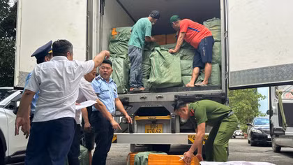 Gần 17 tấn thực phẩm đông lạnh không rõ nguồn gốc trên đường đưa đi tiêu thụ