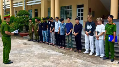 Đánh nhau tại quán ăn, 12 đối tượng bị khởi tố