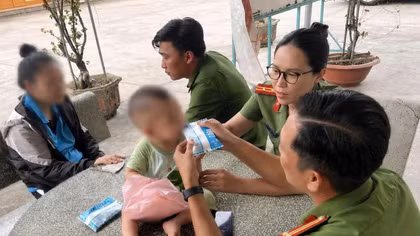 Công an phường kịp thời cứu giúp người phụ nữ bế con nhỏ định tự tử