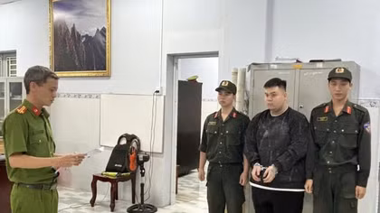 Bắt giam đối tượng rút súng bắn chủ nợ trên phố