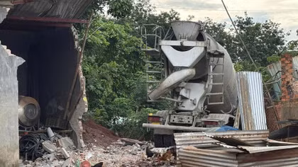 Xe bồn tông sập nhà dân, 2 người thương vong