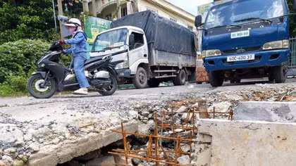 Người dân bức xúc vì thi công thiếu an toàn trên đường Bùi Trọng Nghĩa