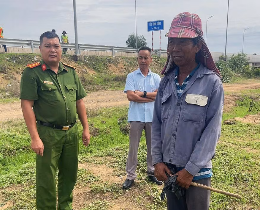 Công an và các đơn vị chức năng tuyên truyền sâu rộng đến từng hộ dân về công tác đảm bảo ANTT - ATGT trên cao tốc Vĩnh Hảo - Phan Thiết.