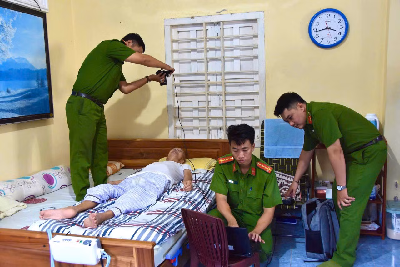 Tổ lưu động trực tiếp đến nhà thân nhân để tiến hành thu mẫu ADN.