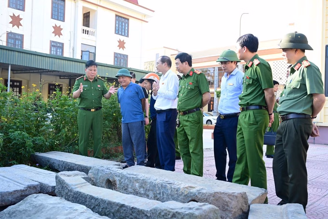 dai-ta-bui-trung-thanh-pho-giam-doc-thu-truong-co-quan-canh-sat-dieu-tra-catp-hai-phong-ngoai-cung-ben-trai-ban-giao-tang-vat-tai-tru-so-cong-an-phuong-ai-quoc.jpg