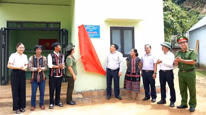 Bàn giao nhà tình nghĩa cho hộ nghèo Cơ tu ở biên giới phía Tây Đà Nẵng