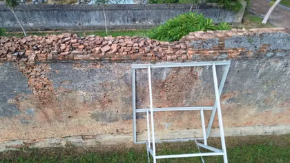 Bờ tường Hoàng thành Huế hơn 220 năm tuổi “kêu cứu” trước mùa mưa bão