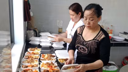 Ấm áp bếp ăn tình thương ở miền núi Nam Giang