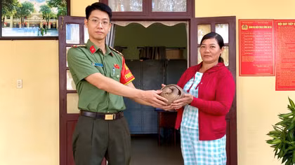 Phát hiện tê tê quý hiếm, người dân mang đến giao nộp Công an xã