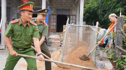 Công an TP Huế: Hỗ trợ sửa chữa nhà tình nghĩa trước mùa mưa bão