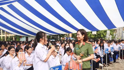 Lá chắn thép trên không gian số