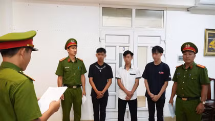 Khởi tố 3 thiếu niên bốc đầu, lạng lách trên Quốc lộ