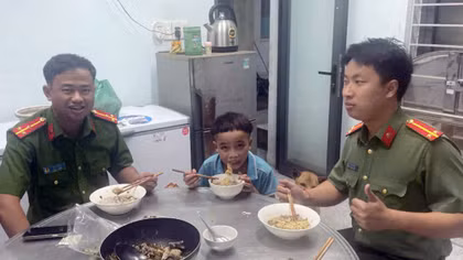 Giúp cháu bé đi lạc hơn 80km tìm lại gia đình trong mưa lũ an toàn