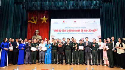Trao giải Cuộc thi viết “Những tấm gương bình dị mà cao quý” lần thứ 17