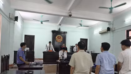 Hoãn phiên tòa xét xử cựu lãnh đạo TAND và VKSND TP Huế 