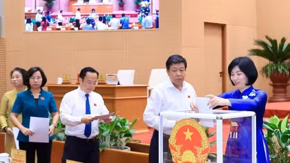 Hà Nội lý giải hỗ trợ hộ nghèo 20 triệu đồng đổi xe điện 