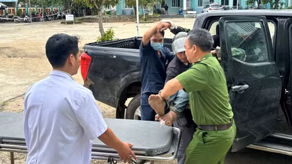 Công an xã kịp thời hỗ trợ người đàn ông lên cơn co giật trên đường Hồ Chí Minh