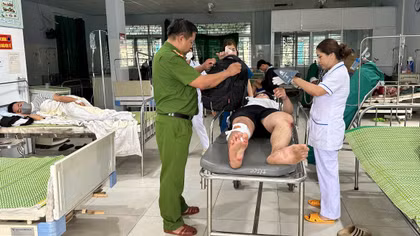 Công an xã dùng xe chuyên dụng cấp cứu người bị tai nạn