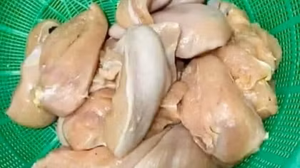 Hà Nội: Yêu cầu làm rõ vụ tôm, thịt "bốc mùi" vào trường học